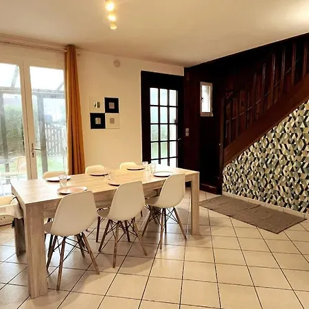 Vakantiehuis Charming House Near The Sea