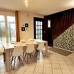 Vakantiehuis Charming House Near The Sea